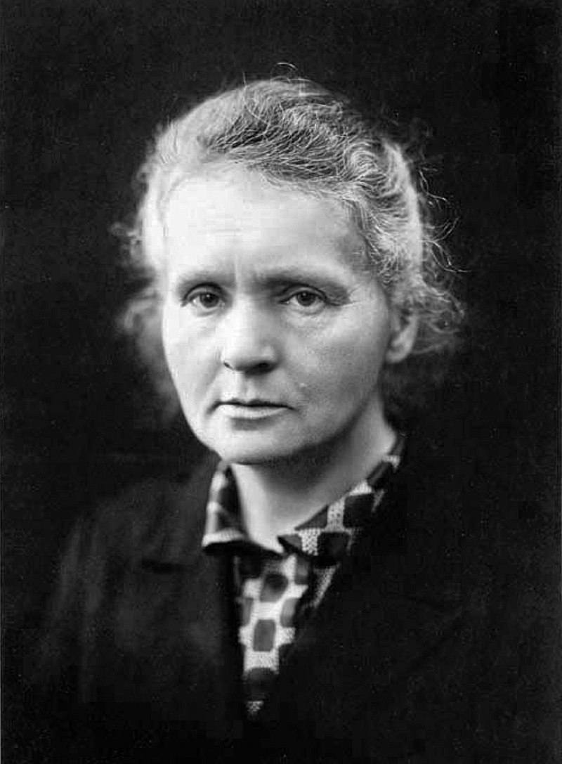 Maria Skłodowska-Curie w roku 1920. Fot. Henri Manuel, licencja CC0, źródło: [https://commons.wikimedia.org/wiki/File:Marie_Curie_c1920.jpg|Wikimedia Commons].