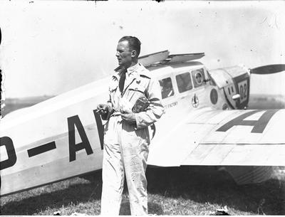 Narodowe Archiwum Cyfrowe, Pilot Ignacy Giedgowd przed samolotem PZL.19 (1932). Źródło: [https://audiovis.nac.gov.pl/obraz/207391/d6fccd3deac1b90e7cda5a70e9e42ccb/]