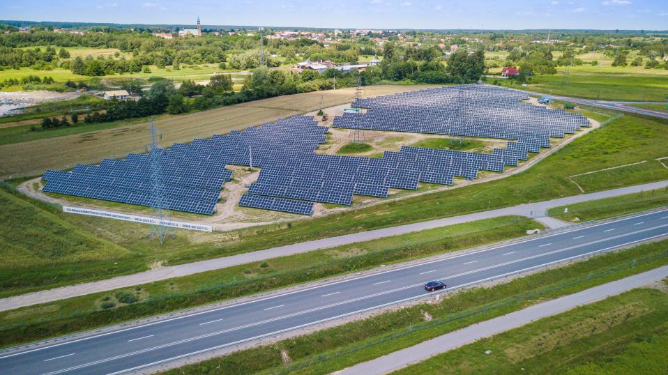 Jedna z największych farm fotowoltaicznych w Polsce o mocy 2 MW położona w Sokołowie Małopolskim firmy Great Solar sp. z o.o. Fot. wykorzystana za zgodą Great Solar Sp. z o.o., [https://greatsolar.eu/].