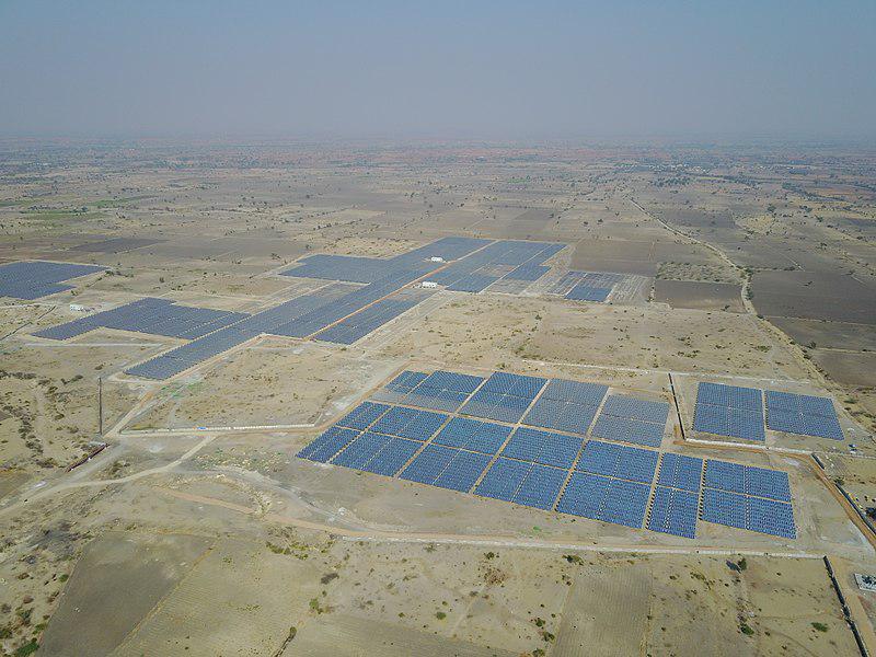 Farma fotowoltaiczna zbudowana z jednoosiowych systemów nadążnych w Indiach. Aut. fot. Vinaykumar8687, licencja CC BY-SA 4.0, źródło: [https://commons.wikimedia.org/wiki/File:172MW_Single_Axis_Tracker_Project_in_India_from_Arctech_Solar.jpg].