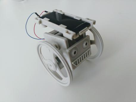 Zabawkowy solarny robot zasilany energią promieniowania słonecznego. Oprac. własne.