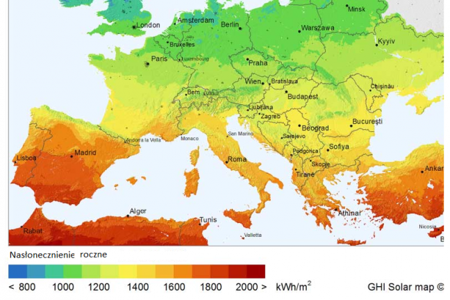 Energia słoneczna docierająca do Europy na powierzchnię 1 metr kwadratowy w ciągu jednego roku. Nasłonecznienie powierzchni Europy z uwzględnieniem wpływu atmosfery ziemskiej (różne zachmurzenia w różnych obszarach). Rys. OpenStreetMap, licencja CC BY-SA 2.0, źródło: [https://www.openstreetmap.org/copyright/en].