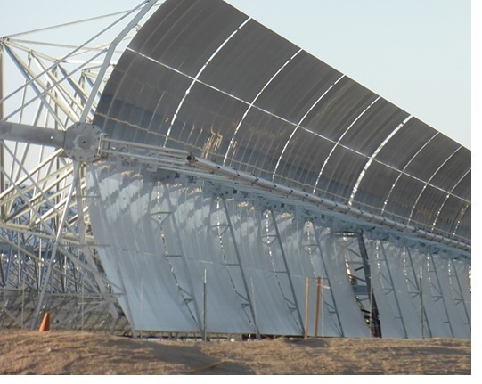 Parabolic trough at Harper Lake in California (parabolic concentrator). Aut. photo by Z22, licensed under CC BY-SA 3.0, source: [https://en.wikipedia.org/wiki/File:Parabolic_trough_at_Harper_Lake_in_California.jpg|Wikipedia].
