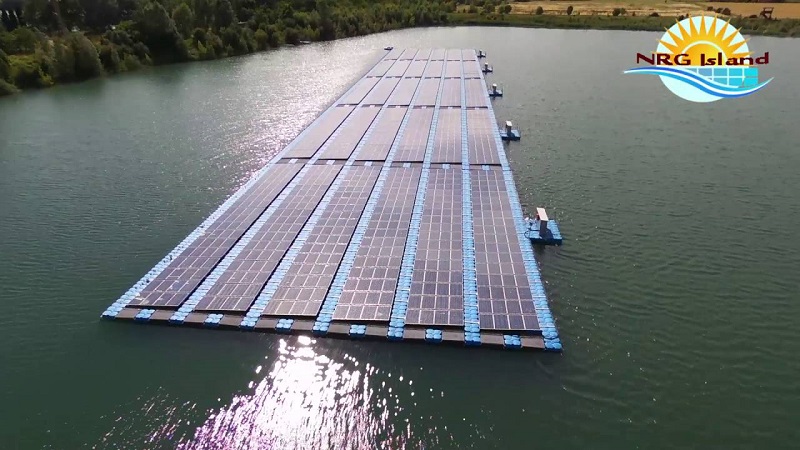 Floating photovoltaic farm installed over water on 500 kWp pontoons by NRG Island. Photo used with permission from [https://www.nrgisland.com/floating_pv_plants.html|NRG Island].