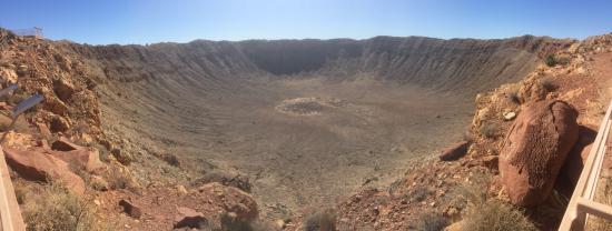 Krater meteorytowy w Arizonie. Fot. PLBechly, 2019 Meteor Crater, Arizona.jpg, licencja CC BY-SA 4.0, źródło: [https://commons.wikimedia.org/wiki/File:2019_Meteor_Crater,_Arizona.jpg|Wikimedia Commons].