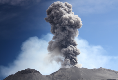 Erupcja typu pliniuszowego – Wulkan Sabancaya (Peru). Fot. Andrzej Gałaś. Wykorzystano za zgodą autora.