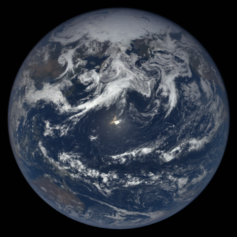 Niebieska planeta. Maulor, Earth rotation.gif, licencja CC BY-SA 4.0, źródło: [https://commons.wikimedia.org/wiki/File:Earth_rotation.gif#file|Wikimedia Commons].