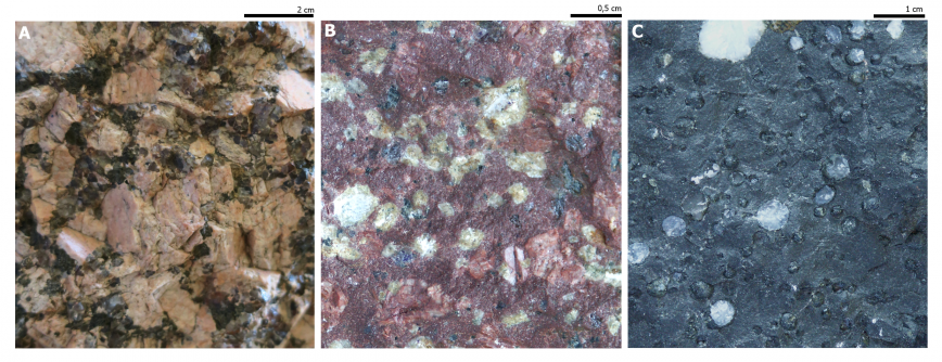 Tekstury bezładne w skałach: A: fanerokrystalicznej, B: porfirowej, C: afanitowej pęcherzykowatej. 