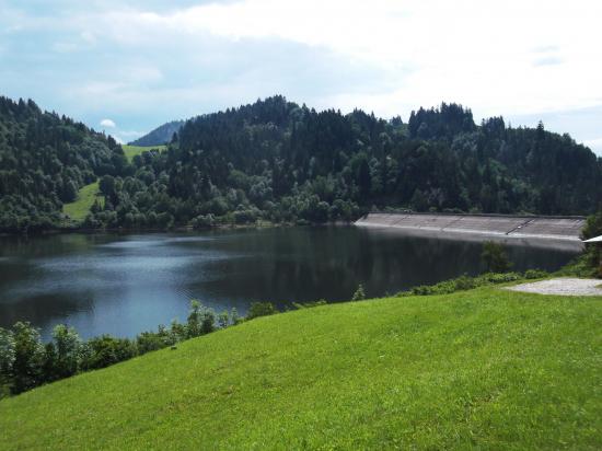 Jezioro Czorsztyńskie i zapora w Niedzicy.