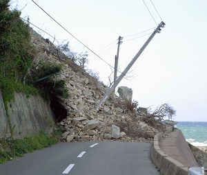 Osuwisko uruchomione przez trzęsienie ziemi w Fukuoka w 2005 roku (Japonia). Fot. Lc055a, Fukuoka Earthquake 20050605 Shikanoshima.jpg, licencja CC BY-SA 3.0, źródło: [https://commons.wikimedia.org/wiki/File:Fukuoka_Earthquake_20050605_Shikanoshima.jpg|Wikimedia Commons].