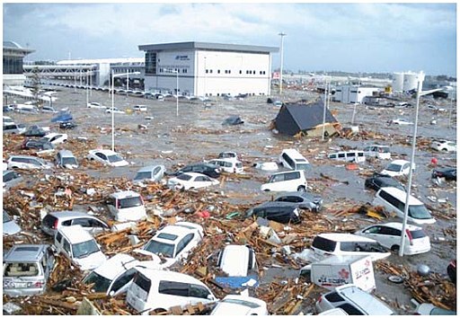 Zniszczenia spowodowane przez tsunami na lotnisku w Sendai po trzęsieniu ziemi w 2011 roku (Japonia). Fot. MLIT, Sendai Airport after the tsunami.jpg, licencja CC BY 3.0 IGO, źródło: [https://commons.wikimedia.org/wiki/File:Sendai_Airport_after_the_tsunami.jpg|Wikimedia Commons].