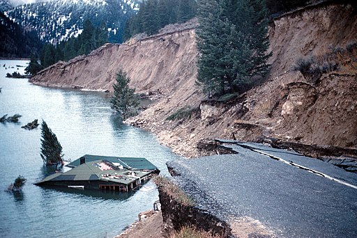 Zniszczenia spowodowane przez seiszę na Jeziorze Hebgen po trzęsieniu ziemi w 1959 roku (Montana, USA). Fot. U.S. Geological Survey, Montana 1959, M7.3 Earthquake (24374620885).jpg, licencja PD, źródło: [https://commons.wikimedia.org/wiki/File:Montana_1959,_M7.3_Earthquake_(24374620885).jpg|Wikimedia Commons].