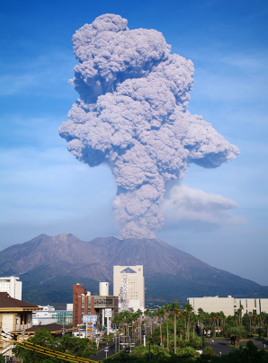 Erupcja typu Vulcano. Fot. Krypton, Sakurajima 2009, licencja CC BY-SA 3.0, źródło: [https://commons.wikimedia.org/wiki/File:Sakurajima_20091003.jpg|Wikimedia Commons].